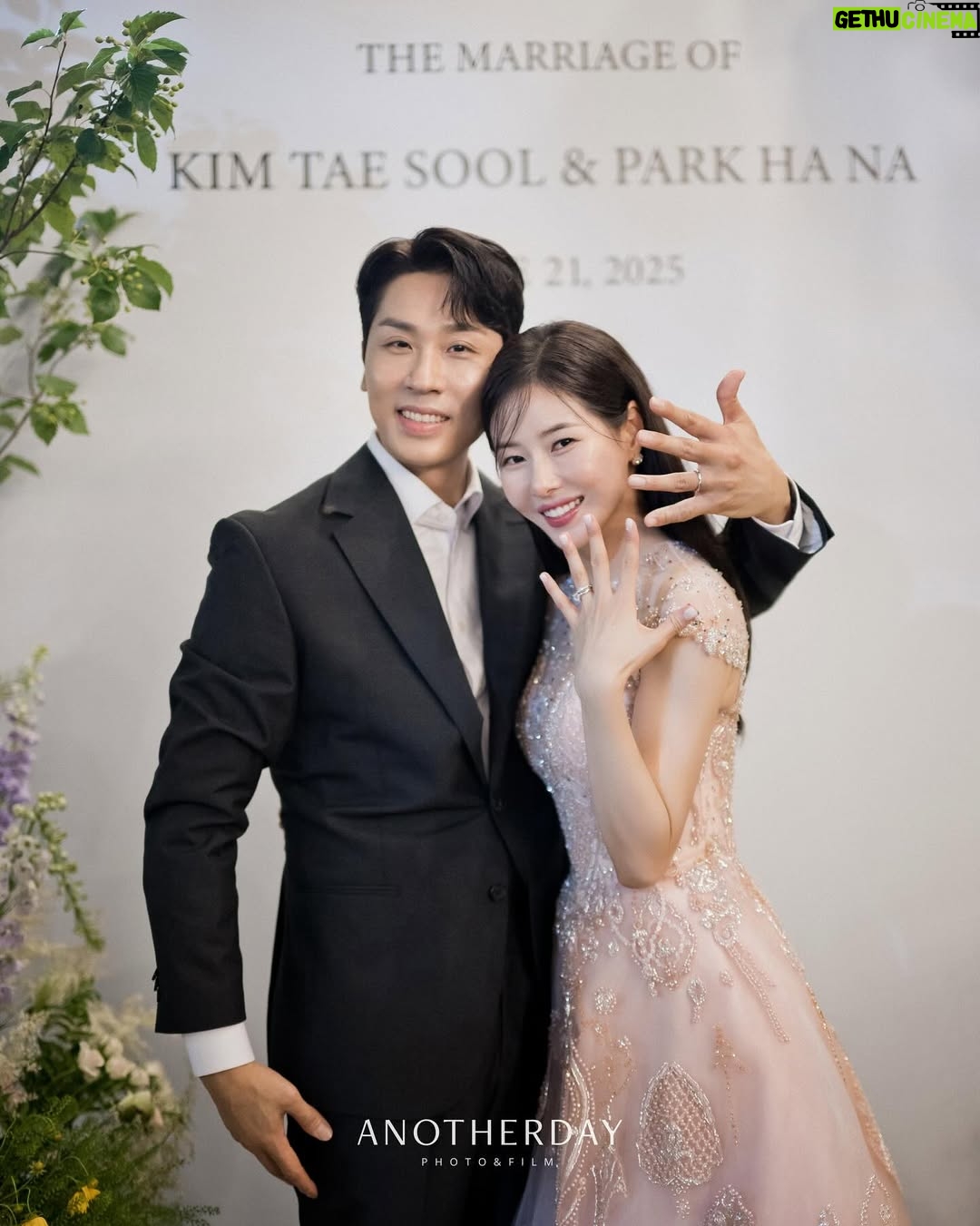 Park Ha-na - 30.5K Likes - 영화 같았던 결혼식💓
함께 해주신 모든 분들께 감사드립니다~
예쁘게 잘 살겠습니다~

⠀
 💓𝐏𝐡𝐨𝐭𝐨
#언아더데이 @anotherday_official
#언아더데이김현욱 @anotherday_kimhyeonuk
#언아더데이이동우 @anotherday_leedongwoo
#언아더데이박은미 @anotherday_parkeunmi
⠀ 
 💓𝐃𝐫𝐞𝐬𝐬
#켈리손윤희 @sonyunhui
#소라이모 @kellysora2mo
 
 💓𝐇𝐚𝐢𝐫/𝐌𝐚𝐤𝐞-𝐔𝐩
#라메종뷰티 @lamaison_beauty
#정선미대표 @lamaison.jungsunmiyo
#연두원장 @hacer._y
 
 💓venu
#삼청각 @samcheonggak_wedding
 
 💓𝐁𝐨𝐮𝐪𝐮𝐞𝐭
#화니플로르 @hwaniflor_official
⠀ 
 💓𝐃𝐢𝐫𝐞𝐜𝐭𝐢𝐧𝐠
#베리굿웨딩 @verygoodwedding
#장은경플래너 @mylove_mybride_
 
 💓청첩장 
 #바른손청첩장 @barunsoncard 
 
💓답례품 
#생과방약과 @saenggwabang.seoul 
#유상대표님 @be.originals 

그리고 아름다운 영상으로 담아주신 
동상이몽 팀 감사합니다🫶🏻