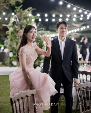 Park Ha-na Instagram - 영화 같았던 결혼식💓
함께 해주신 모든 분들께 감사드립니다~
예쁘게 잘 살겠습니다~

⠀
 💓𝐏𝐡𝐨𝐭𝐨
#언아더데이 @anotherday_official
#언아더데이김현욱 @anotherday_kimhyeonuk
#언아더데이이동우 @anotherday_leedongwoo
#언아더데이박은미 @anotherday_parkeunmi
⠀ 
 💓𝐃𝐫𝐞𝐬𝐬
#켈리손윤희 @sonyunhui
#소라이모 @kellysora2mo
 
 💓𝐇𝐚𝐢𝐫/𝐌𝐚𝐤𝐞-𝐔𝐩
#라메종뷰티 @lamaison_beauty
#정선미대표 @lamaison.jungsunmiyo
#연두원장 @hacer._y
 
 💓venu
#삼청각 @samcheonggak_wedding
 
 💓𝐁𝐨𝐮𝐪𝐮𝐞𝐭
#화니플로르 @hwaniflor_official
⠀ 
 💓𝐃𝐢𝐫𝐞𝐜𝐭𝐢𝐧𝐠
#베리굿웨딩 @verygoodwedding
#장은경플래너 @mylove_mybride_
 
 💓청첩장 
 #바른손청첩장 @barunsoncard 
 
💓답례품 
#생과방약과 @saenggwabang.seoul 
#유상대표님 @be.originals 

그리고 아름다운 영상으로 담아주신 
동상이몽 팀 감사합니다🫶🏻