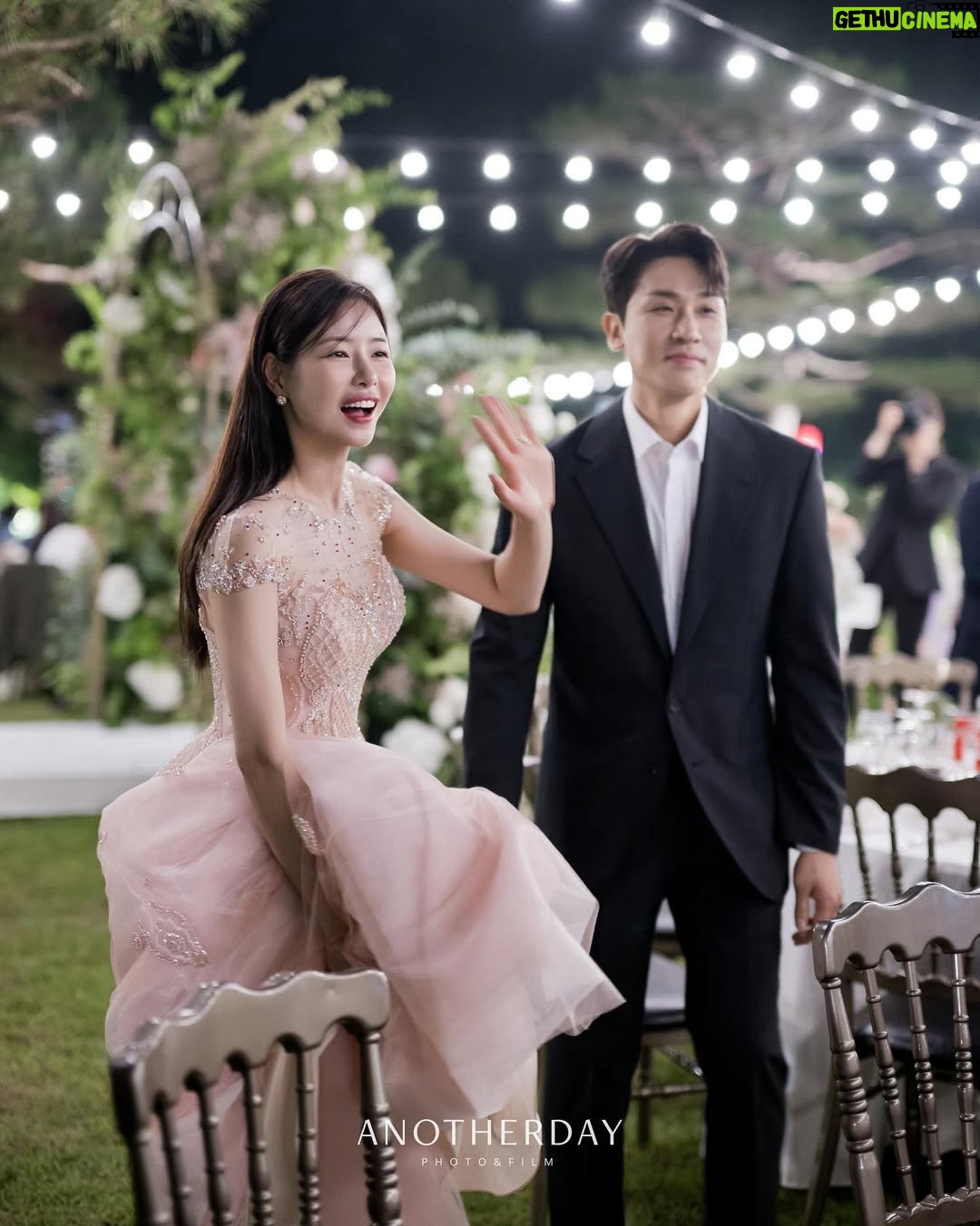 Park Ha-na - 30.5K Likes - 영화 같았던 결혼식💓
함께 해주신 모든 분들께 감사드립니다~
예쁘게 잘 살겠습니다~

⠀
 💓𝐏𝐡𝐨𝐭𝐨
#언아더데이 @anotherday_official
#언아더데이김현욱 @anotherday_kimhyeonuk
#언아더데이이동우 @anotherday_leedongwoo
#언아더데이박은미 @anotherday_parkeunmi
⠀ 
 💓𝐃𝐫𝐞𝐬𝐬
#켈리손윤희 @sonyunhui
#소라이모 @kellysora2mo
 
 💓𝐇𝐚𝐢𝐫/𝐌𝐚𝐤𝐞-𝐔𝐩
#라메종뷰티 @lamaison_beauty
#정선미대표 @lamaison.jungsunmiyo
#연두원장 @hacer._y
 
 💓venu
#삼청각 @samcheonggak_wedding
 
 💓𝐁𝐨𝐮𝐪𝐮𝐞𝐭
#화니플로르 @hwaniflor_official
⠀ 
 💓𝐃𝐢𝐫𝐞𝐜𝐭𝐢𝐧𝐠
#베리굿웨딩 @verygoodwedding
#장은경플래너 @mylove_mybride_
 
 💓청첩장 
 #바른손청첩장 @barunsoncard 
 
💓답례품 
#생과방약과 @saenggwabang.seoul 
#유상대표님 @be.originals 

그리고 아름다운 영상으로 담아주신 
동상이몽 팀 감사합니다🫶🏻