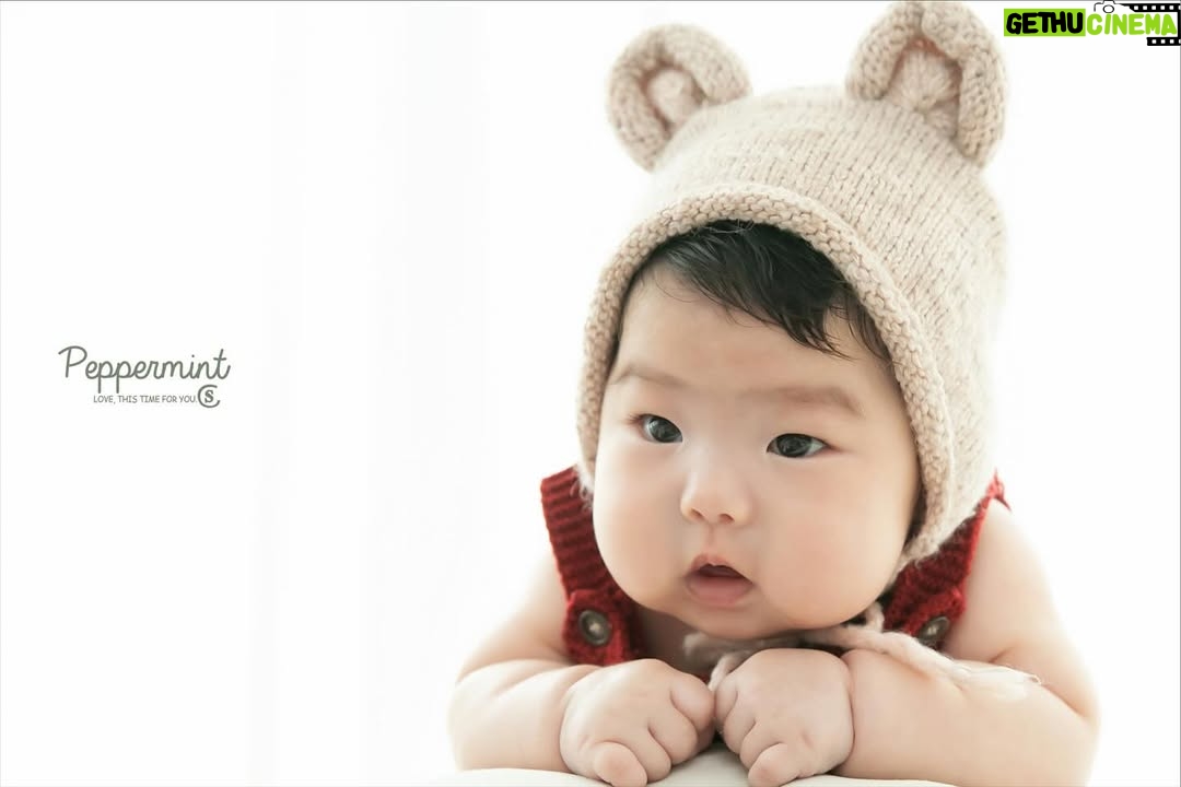 Park Se-young - 5.6K Likes - 다른 아가들은 쑥쑥 큰다는데
우리 구별이도 벌써 100일이 지나고
200일이 다가오는 중💕

첫 가족사진이자 백일사진 남기고 왔습니다:)
200일, 돌까지 예쁘게 잘 부탁드립니다🎉
@peppermint_studio2003
