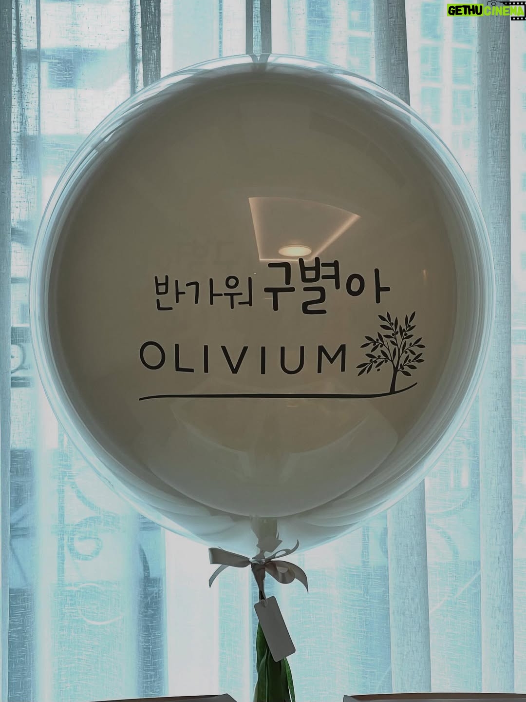 Park Se-young - 4.4K Likes - 안녕하세요, 박세영입니다.
오랜만에 피드로 인사드립니다.

지난 5월 중순,
예쁜 딸을 무사히 출산했습니다.
임신과 출산이라는 소중하고 조심스러운 시간을 보내며,
자연스럽게 SNS도 한동안 멈추게 되었습니다.
그동안 소식을 기사로 접하고
따뜻한 축하와 마음을 전해주신 모든 분들께
진심으로 감사드립니다.

임신 준비부터 출산 후 산후조리까지,
많은 분들의 관심과 도움 덕분에
무사히 집으로 돌아올 수 있었고,
이제야 조금 여유가 생겨 이렇게 글을 씁니다.

앞으로는 일상도 천천히 나누고,
몸과 마음도 잘 회복하여
다시 좋은 모습으로 인사드릴 수 있도록 준비하겠습니다.
진심 어린 축하와 응원에,
다시 한번 감사드립니다.

태명은 ‘구별이’입니다:)
세상 속에서 구별된 존재로 자라나길
바라는 마음을 담아 지은 태명이에요.
앞으로 구별이의 소식에도
많은 관심과 사랑 부탁드립니다:)