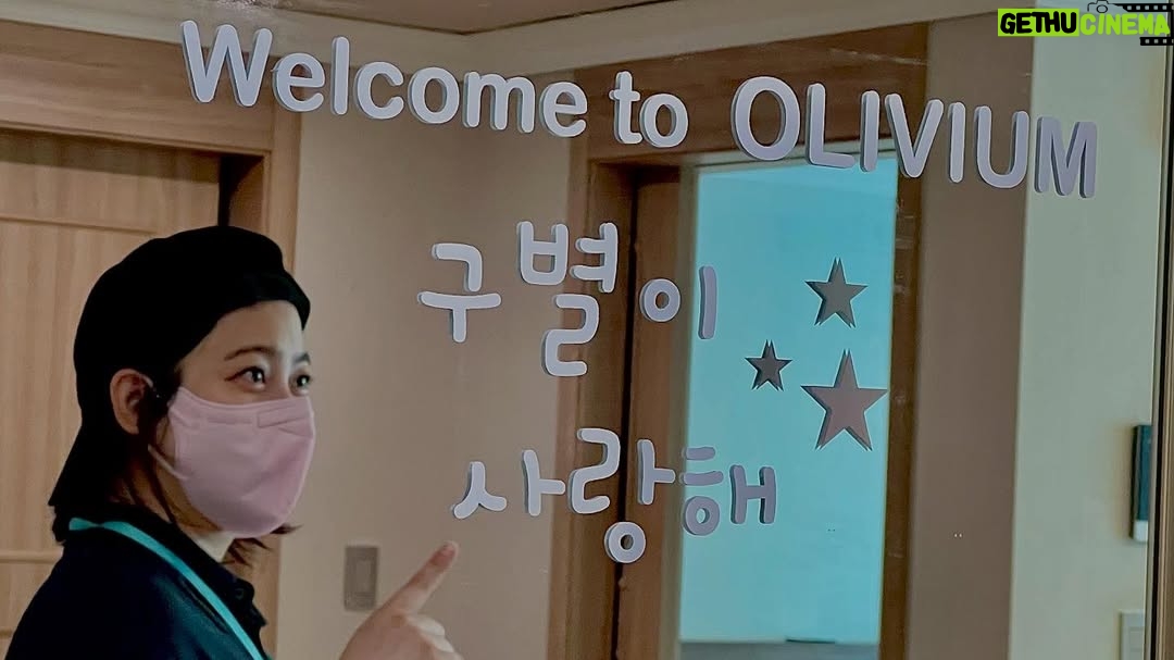 Park Se-young - 4.4K Likes - 안녕하세요, 박세영입니다.
오랜만에 피드로 인사드립니다.

지난 5월 중순,
예쁜 딸을 무사히 출산했습니다.
임신과 출산이라는 소중하고 조심스러운 시간을 보내며,
자연스럽게 SNS도 한동안 멈추게 되었습니다.
그동안 소식을 기사로 접하고
따뜻한 축하와 마음을 전해주신 모든 분들께
진심으로 감사드립니다.

임신 준비부터 출산 후 산후조리까지,
많은 분들의 관심과 도움 덕분에
무사히 집으로 돌아올 수 있었고,
이제야 조금 여유가 생겨 이렇게 글을 씁니다.

앞으로는 일상도 천천히 나누고,
몸과 마음도 잘 회복하여
다시 좋은 모습으로 인사드릴 수 있도록 준비하겠습니다.
진심 어린 축하와 응원에,
다시 한번 감사드립니다.

태명은 ‘구별이’입니다:)
세상 속에서 구별된 존재로 자라나길
바라는 마음을 담아 지은 태명이에요.
앞으로 구별이의 소식에도
많은 관심과 사랑 부탁드립니다:)