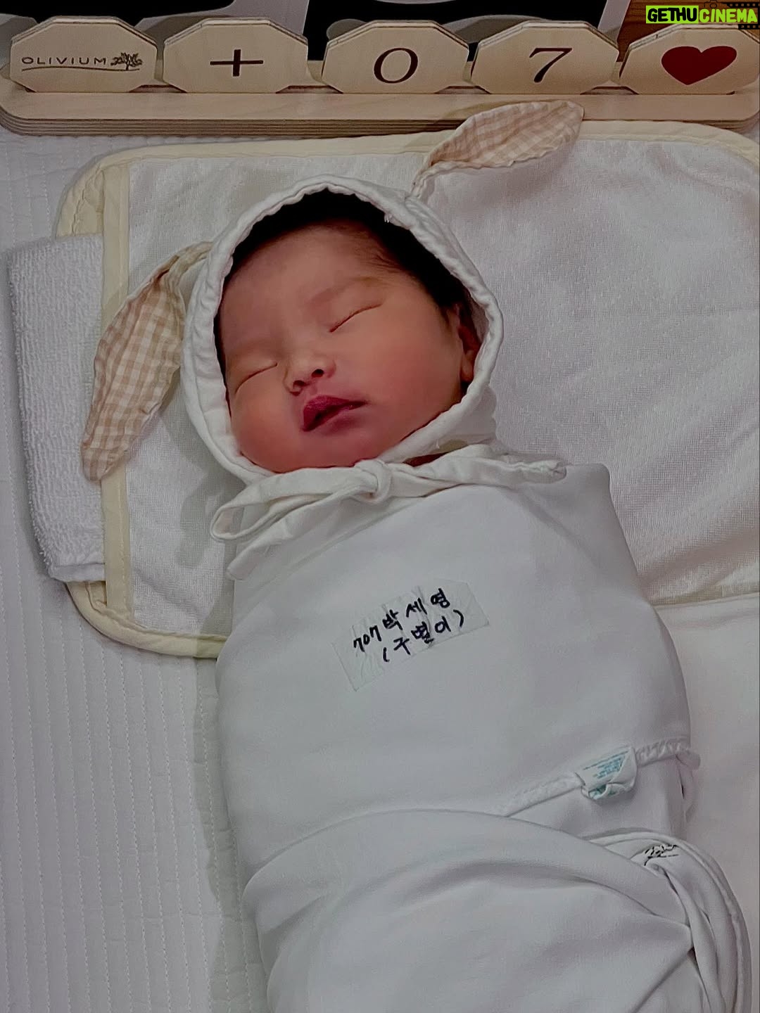 Park Se-young - 4.4K Likes - 안녕하세요, 박세영입니다.
오랜만에 피드로 인사드립니다.

지난 5월 중순,
예쁜 딸을 무사히 출산했습니다.
임신과 출산이라는 소중하고 조심스러운 시간을 보내며,
자연스럽게 SNS도 한동안 멈추게 되었습니다.
그동안 소식을 기사로 접하고
따뜻한 축하와 마음을 전해주신 모든 분들께
진심으로 감사드립니다.

임신 준비부터 출산 후 산후조리까지,
많은 분들의 관심과 도움 덕분에
무사히 집으로 돌아올 수 있었고,
이제야 조금 여유가 생겨 이렇게 글을 씁니다.

앞으로는 일상도 천천히 나누고,
몸과 마음도 잘 회복하여
다시 좋은 모습으로 인사드릴 수 있도록 준비하겠습니다.
진심 어린 축하와 응원에,
다시 한번 감사드립니다.

태명은 ‘구별이’입니다:)
세상 속에서 구별된 존재로 자라나길
바라는 마음을 담아 지은 태명이에요.
앞으로 구별이의 소식에도
많은 관심과 사랑 부탁드립니다:)