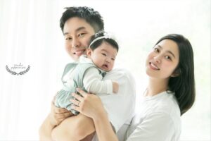 Park Se-young Instagram - 다른 아가들은 쑥쑥 큰다는데
우리 구별이도 벌써 100일이 지나고
200일이 다가오는 중💕

첫 가족사진이자 백일사진 남기고 왔습니다:)
200일, 돌까지 예쁘게 잘 부탁드립니다🎉
@peppermint_studio2003