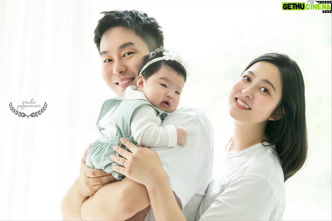 Park Se-young - 5.6K Likes - 다른 아가들은 쑥쑥 큰다는데
우리 구별이도 벌써 100일이 지나고
200일이 다가오는 중💕

첫 가족사진이자 백일사진 남기고 왔습니다:)
200일, 돌까지 예쁘게 잘 부탁드립니다🎉
@peppermint_studio2003