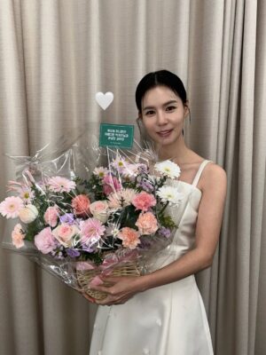 Park Si-eun Instagram - 🌹🌸🌷🌼🪻🌺🥰