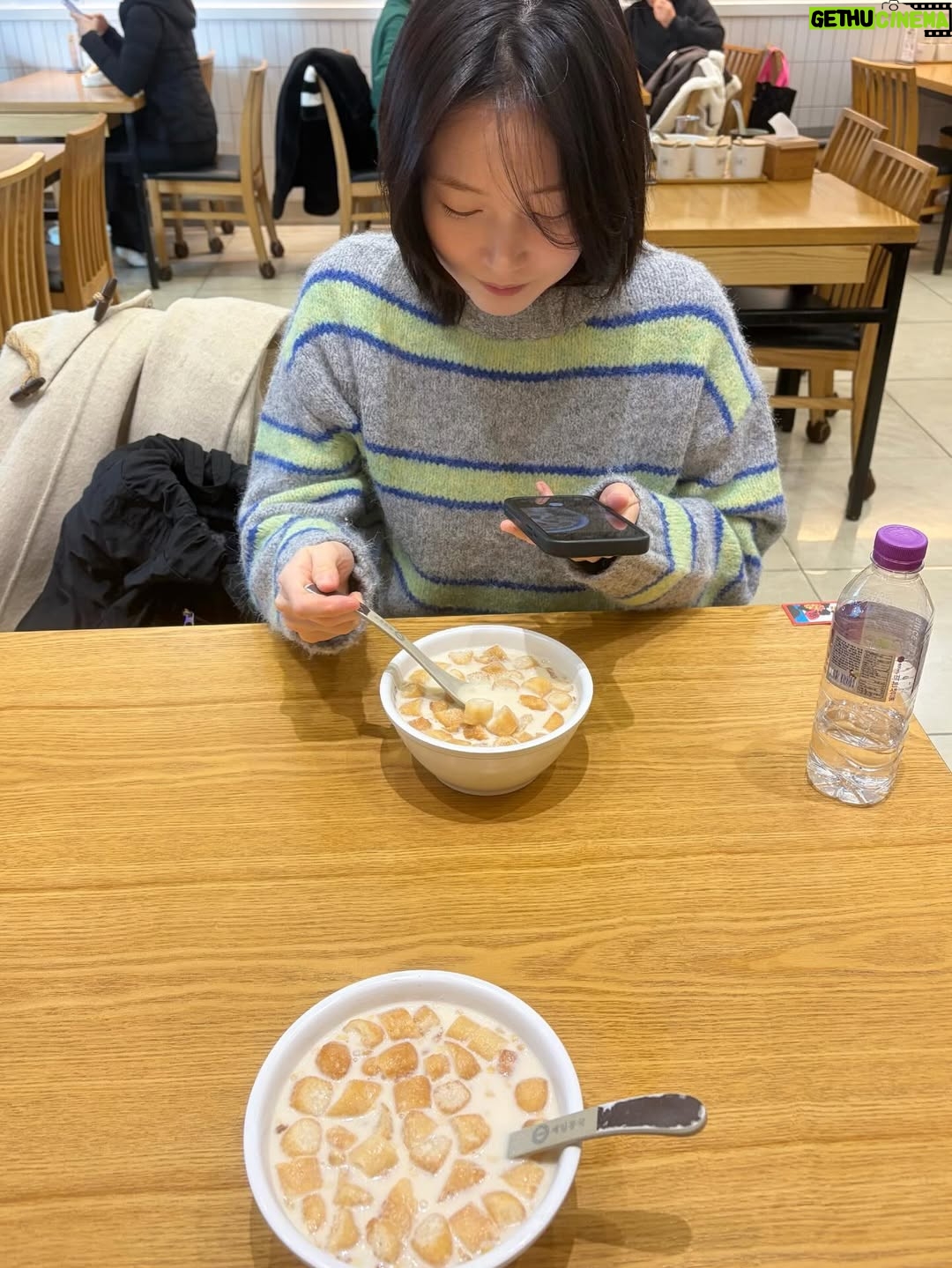 Park Yu-rim - 6.9K Likes - 두바이 초콜릿에서 아부다비 초콜릿으로 갈아탄 영똥씨랑 🤭
👚  @majofactory 
📖  도쿄 우에노 스테이션