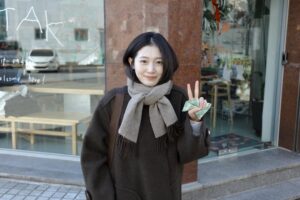 Park Yu-rim Instagram - 드디어 혹은 결국 2025년의 마지막 날이 왔네요.
올 한 해 저는 희로애락 속에서 울고 웃으며,
어느 때보다 주변 사람들로부터 온기를 많이 나누어 받았던 것 같습니다.
내년에는 그 온기를 저 또한 보답할 수 있는 사람이 되기를 바라요.

코끝이 시린 올해의 마지막 날,
모두 새해 복 많이 받으시고
항상 마음의 평온과 건강이 함께하시길 바랄게요🤎🌼