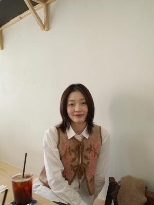 Park Yu-rim Instagram - 드디어 혹은 결국 2025년의 마지막 날이 왔네요.
올 한 해 저는 희로애락 속에서 울고 웃으며,
어느 때보다 주변 사람들로부터 온기를 많이 나누어 받았던 것 같습니다.
내년에는 그 온기를 저 또한 보답할 수 있는 사람이 되기를 바라요.

코끝이 시린 올해의 마지막 날,
모두 새해 복 많이 받으시고
항상 마음의 평온과 건강이 함께하시길 바랄게요🤎🌼