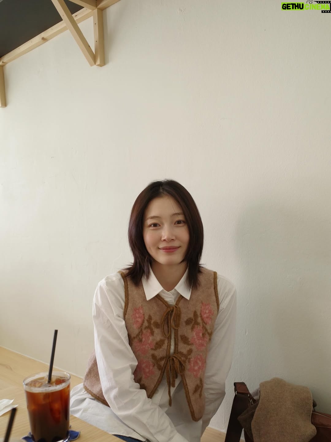 Park Yu-rim - 6.7K Likes - 드디어 혹은 결국 2025년의 마지막 날이 왔네요.
올 한 해 저는 희로애락 속에서 울고 웃으며,
어느 때보다 주변 사람들로부터 온기를 많이 나누어 받았던 것 같습니다.
내년에는 그 온기를 저 또한 보답할 수 있는 사람이 되기를 바라요.

코끝이 시린 올해의 마지막 날,
모두 새해 복 많이 받으시고
항상 마음의 평온과 건강이 함께하시길 바랄게요🤎🌼