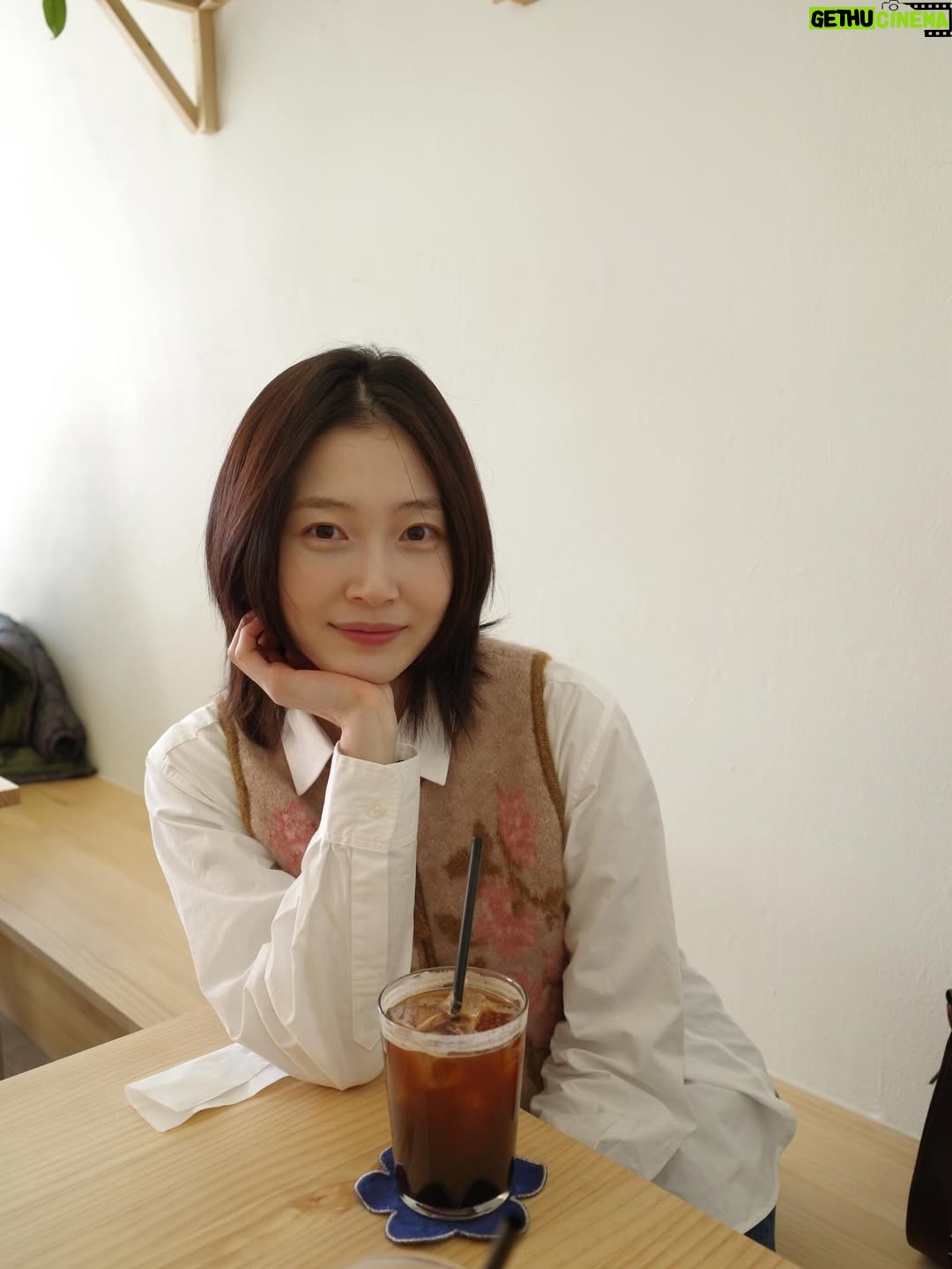 Park Yu-rim - 6.7K Likes - 드디어 혹은 결국 2025년의 마지막 날이 왔네요.
올 한 해 저는 희로애락 속에서 울고 웃으며,
어느 때보다 주변 사람들로부터 온기를 많이 나누어 받았던 것 같습니다.
내년에는 그 온기를 저 또한 보답할 수 있는 사람이 되기를 바라요.

코끝이 시린 올해의 마지막 날,
모두 새해 복 많이 받으시고
항상 마음의 평온과 건강이 함께하시길 바랄게요🤎🌼