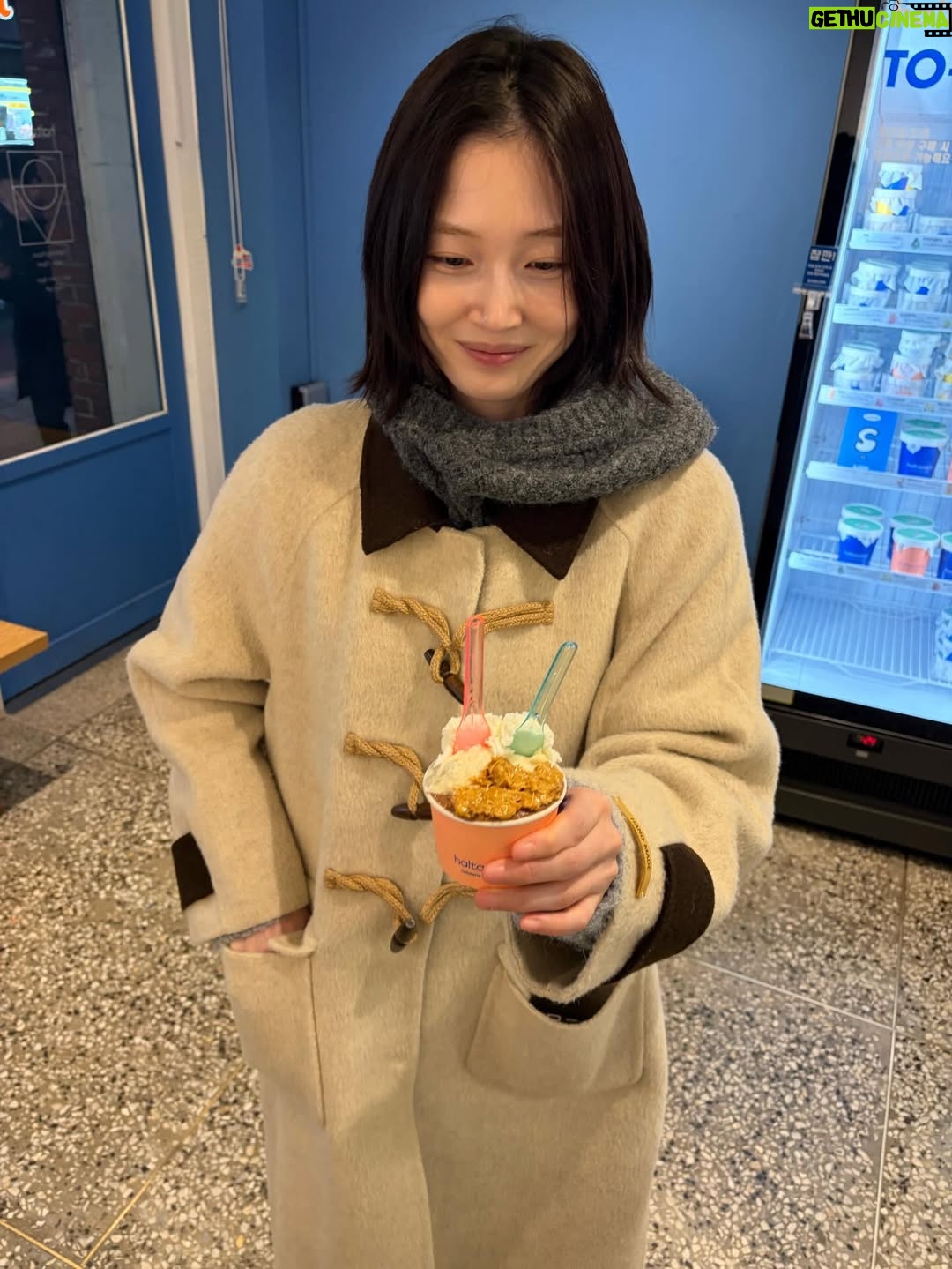 Park Yu-rim - 6.9K Likes - 두바이 초콜릿에서 아부다비 초콜릿으로 갈아탄 영똥씨랑 🤭
👚  @majofactory 
📖  도쿄 우에노 스테이션