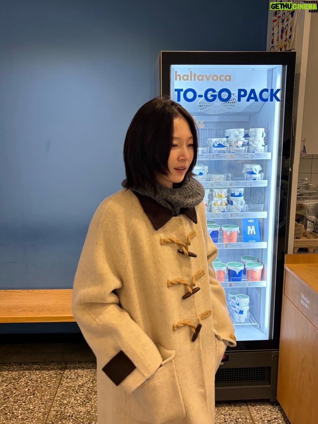 Park Yu-rim - 6.9K Likes - 두바이 초콜릿에서 아부다비 초콜릿으로 갈아탄 영똥씨랑 🤭
👚  @majofactory 
📖  도쿄 우에노 스테이션