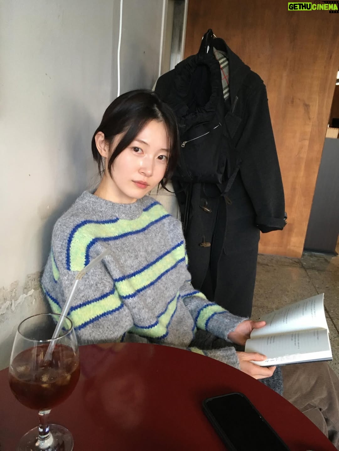 Park Yu-rim - 6.9K Likes - 두바이 초콜릿에서 아부다비 초콜릿으로 갈아탄 영똥씨랑 🤭
👚  @majofactory 
📖  도쿄 우에노 스테이션