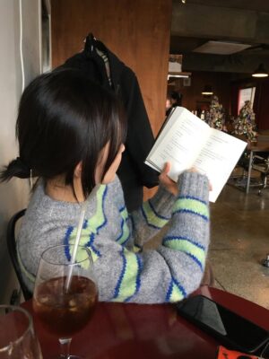 Park Yu-rim Instagram - 두바이 초콜릿에서 아부다비 초콜릿으로 갈아탄 영똥씨랑 🤭
👚  @majofactory 
📖  도쿄 우에노 스테이션