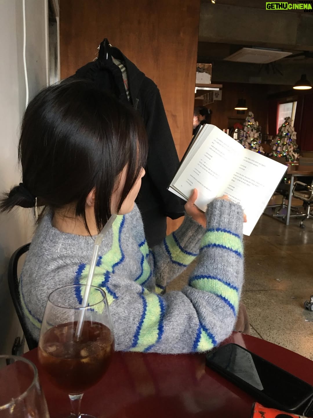Park Yu-rim - 6.9K Likes - 두바이 초콜릿에서 아부다비 초콜릿으로 갈아탄 영똥씨랑 🤭
👚  @majofactory 
📖  도쿄 우에노 스테이션