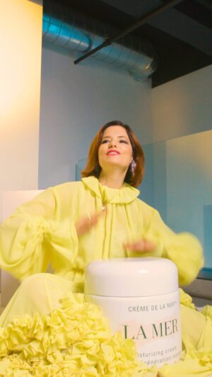 Parker Posey Instagram - What’s @itsparkerposey living for these days?

A little (OK, a lot) of La Mer ✨

#LaMer #LaMerSkincare #LaMerGivesSkinLife
