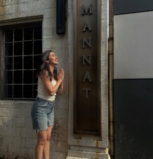 Parul Gulati Instagram - Aaj apne actor logon ke mandir ke bahar mannat maangne gayi thi ki apni peheli picture HIT ho jaye @iamsrk 🙏#kiskiskopyarkaroon 
#srk #kingkhan #kapilsharma