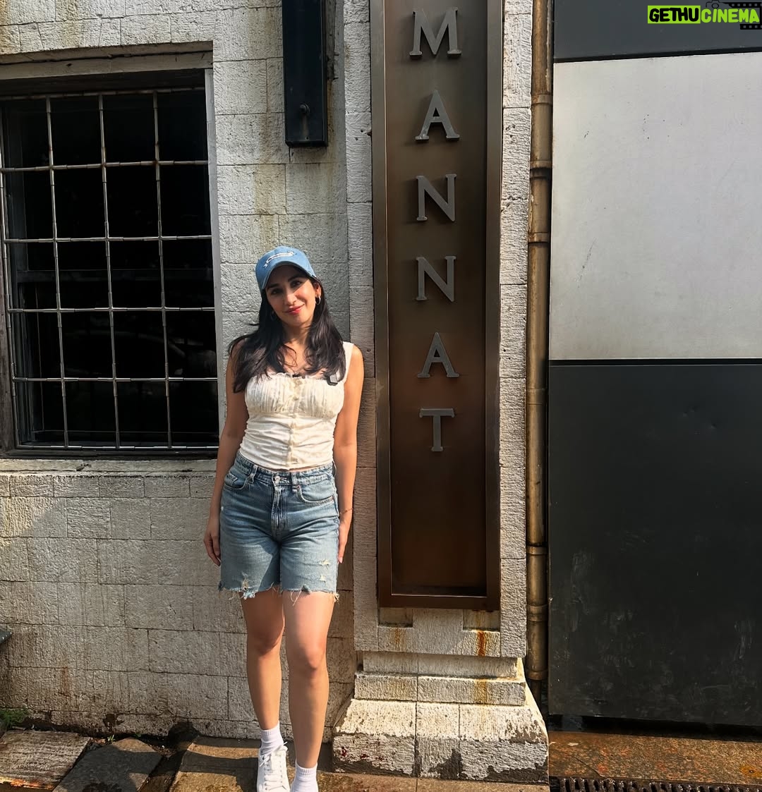 Parul Gulati - 130.8K Likes - Aaj apne actor logon ke mandir ke bahar mannat maangne gayi thi ki apni peheli picture HIT ho jaye @iamsrk 🙏#kiskiskopyarkaroon 
#srk #kingkhan #kapilsharma