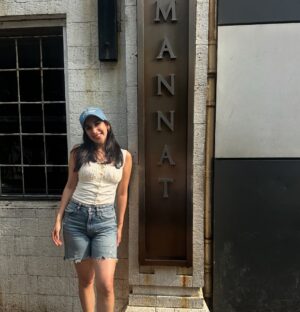 Parul Gulati Instagram - Aaj apne actor logon ke mandir ke bahar mannat maangne gayi thi ki apni peheli picture HIT ho jaye @iamsrk 🙏#kiskiskopyarkaroon 
#srk #kingkhan #kapilsharma