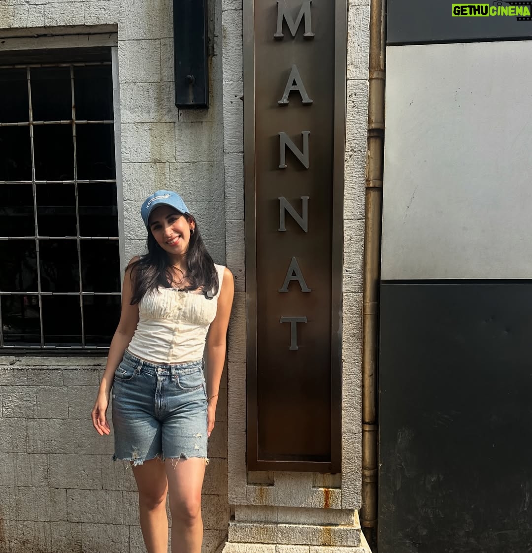 Parul Gulati - 130.8K Likes - Aaj apne actor logon ke mandir ke bahar mannat maangne gayi thi ki apni peheli picture HIT ho jaye @iamsrk 🙏#kiskiskopyarkaroon 
#srk #kingkhan #kapilsharma