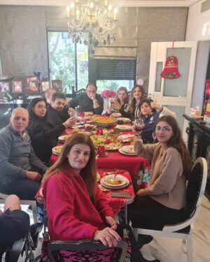 Pascale Machaalani Instagram - #ميلاد_مجيد ما في احلى من جمعة #العائلة #ضحك #اغاني #محبة #لبنان #آدما #باسكال_مشعلاني #merrychristmas ##merrychristmas #2022#