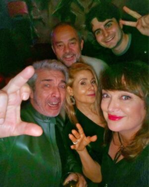 Patricia Echegoyen Instagram - Final de rodaje...hermosa noche...se los quiere.❤️❤️❤️❤️..@polittiandrea @ricardodarinok...@yosoygalo @carlossantamariaok