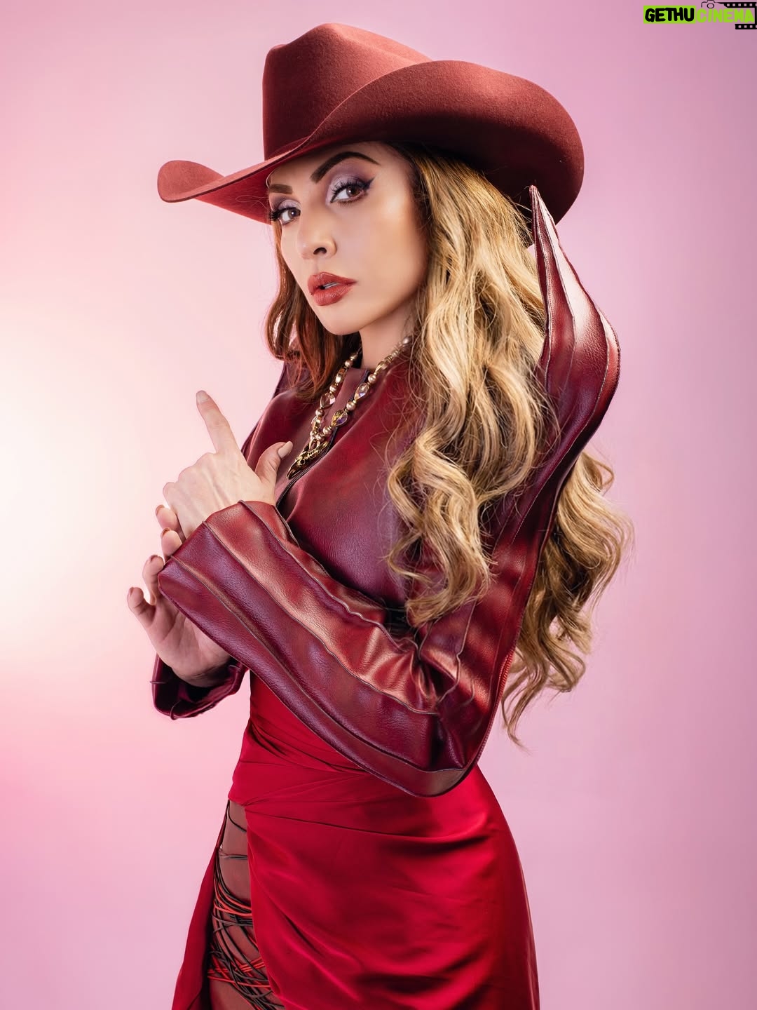 Patricia Navidad - 531 Likes - Te la dedico a ti puñal… @patricianavidad_oficial está de regreso en la música con este temazo y quiero confesarles que me siento súper feliz de trabajar con una estrella como ella. Amo maquillarla y hacerle styling. ¿Les gusta el total look? 
.
Fotografía @ricardo_cotta 
Hair @naddelcastillo 
Total look @ludviya.vault 
Showroom @jannetteklein 
Sombreo @vyv_westernstore 
Collar toro @meli_rosas_bisuteria