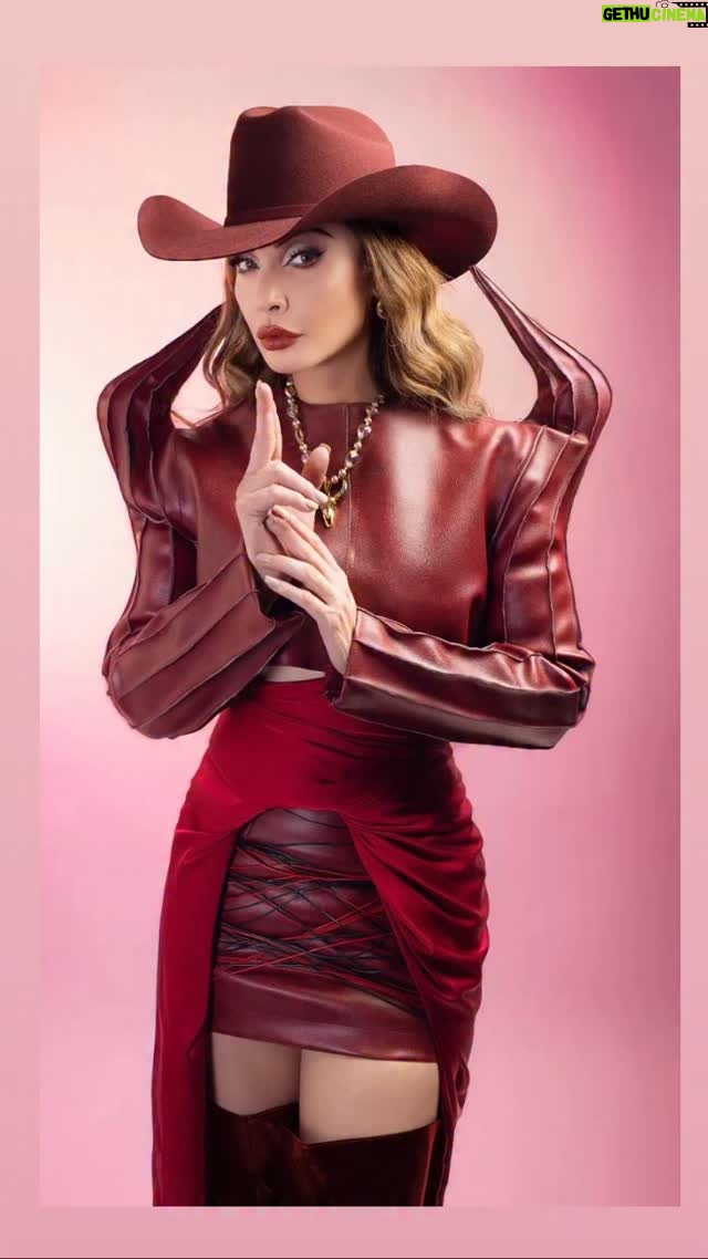Patricia Navidad - 318 Likes - GRACIAS de corazón, los amooooo!!! ❤️🙏🏻

Total look @ludviya.vault 
Showroom @jannetteklein 
Hair @naddelcastillo 
Sombrero @vyv_westernstore 
Collar toro @meli_rosas_bisuteria
Makeup @soymanumakeup
Fotografía @ricardo_cotta

Portada para tema musical nuevo “PUÑAL”