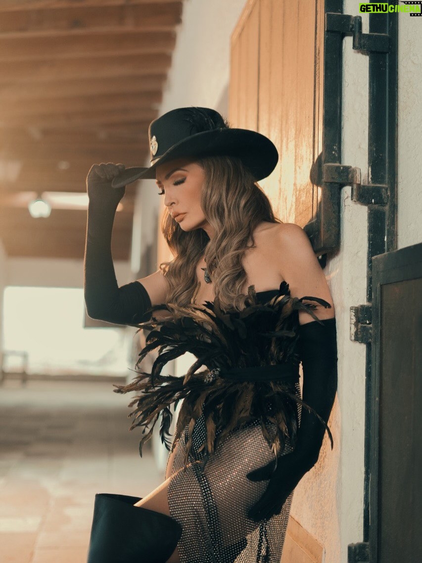 Patricia Navidad - 0.9K Likes - A punto de estrenar el nuevo video musical #hastaqueteconoci se encuentra nuestra querida @patricianavidad_oficial , para el cual hicimos una sección de fotos espectaculares; aquí una probadita de ello. 

Mua @exesymakeup 
Styling @soymanumakeup 
Look @ernestt_guessi 
Managetment @joma_hub 
Gracias por la locación @gii_mexico @joaquinfigueroaoff