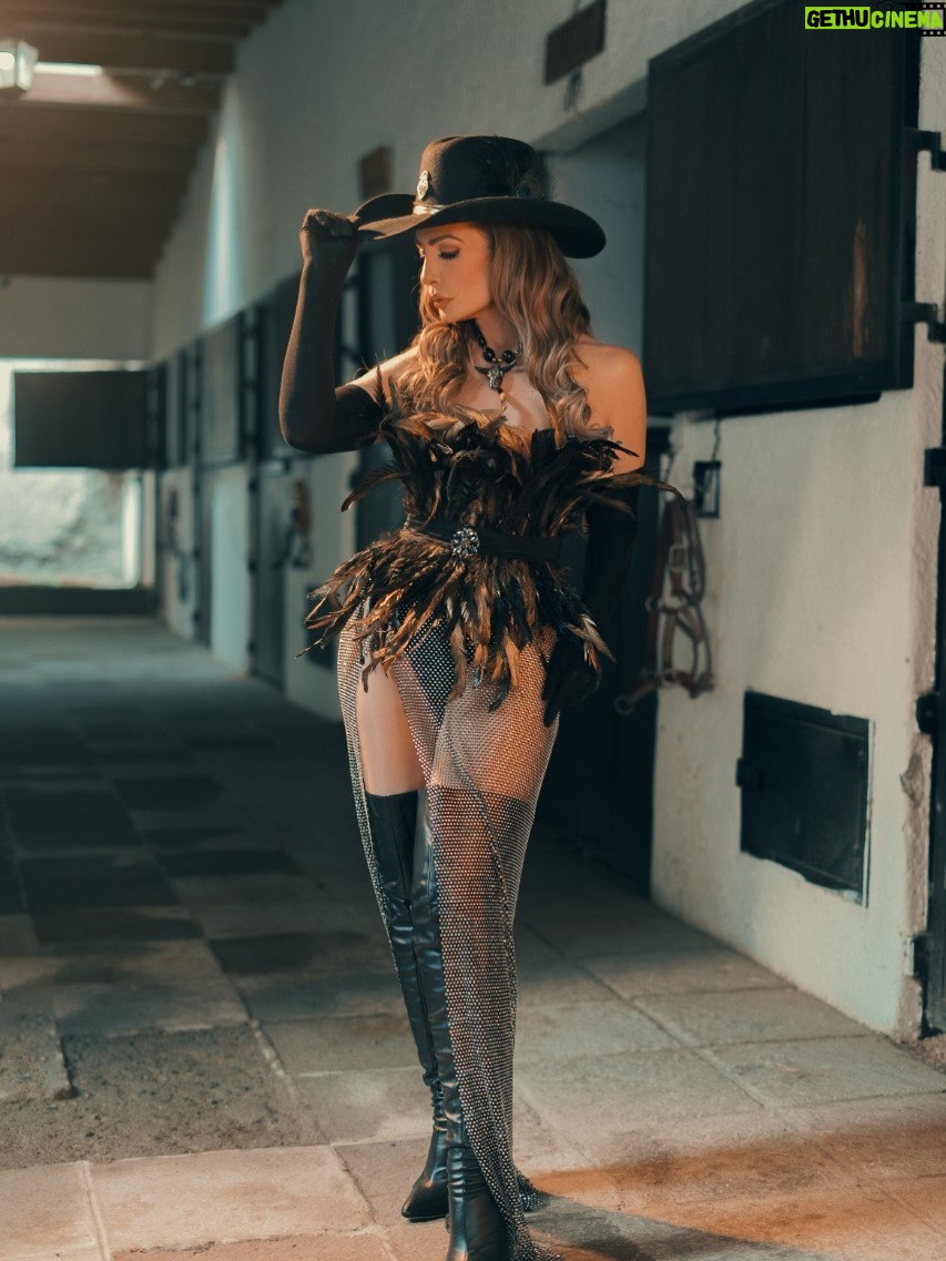 Patricia Navidad - 0.9K Likes - A punto de estrenar el nuevo video musical #hastaqueteconoci se encuentra nuestra querida @patricianavidad_oficial , para el cual hicimos una sección de fotos espectaculares; aquí una probadita de ello. 

Mua @exesymakeup 
Styling @soymanumakeup 
Look @ernestt_guessi 
Managetment @joma_hub 
Gracias por la locación @gii_mexico @joaquinfigueroaoff