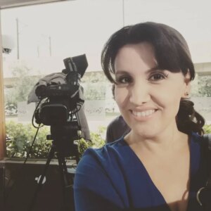 Patricia Portocarrero Instagram - Ya que todos hacen este trend… ni modo, le voy yo también.
Si me miro 10 años atrás, me veo ilusionada, con un chiquitín que había llegado a mi vida tres años antes y me había cambiado el rumbo para siempre.
No tenía idea de lo que se venía. Pero hoy, miro atrás y me siento profundamente orgullosa de lo que hemos construido juntos.
En el camino confirmé que mis hermanos y mis sobrinos no son sólo familia: son refugio, son mi lugar seguro y son memoria viva de los recuerdos que tengo de mis padres.
Reafirmé que la familia —la que toca y la que se elige— es mi verdadera fortaleza. Y ahí aparecen las amigas de la vida y los amigos del teatro… esos que no se van, que crecen contigo, que han visto tus luces y tus sombras, siguen ahí. Y eso dice mucho.
El tiempo pasa, pero lo verdadero permanece.
Hoy, a mis 52, no me siento vieja. Me siento sabia en mi madurez, más liviana, más honesta conmigo.
Sigo aprendiendo, sigo cayendo, sigo riendo… pero ya no me corro de mí.
Y si algo sé hoy, es esto: la vida no era llegar rápido, era llegar acompañada.
Y ahí no más, al poco tiempo, llegó mi Fabri. Que nos deparará llegar al 2036🥰? Juntos todo se puede!
#2016❤️ #trendingreels #cantstop