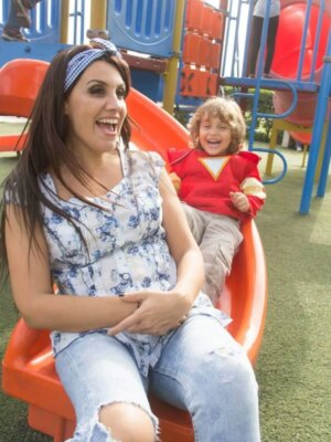 Patricia Portocarrero Instagram - Ya que todos hacen este trend… ni modo, le voy yo también.
Si me miro 10 años atrás, me veo ilusionada, con un chiquitín que había llegado a mi vida tres años antes y me había cambiado el rumbo para siempre.
No tenía idea de lo que se venía. Pero hoy, miro atrás y me siento profundamente orgullosa de lo que hemos construido juntos.
En el camino confirmé que mis hermanos y mis sobrinos no son sólo familia: son refugio, son mi lugar seguro y son memoria viva de los recuerdos que tengo de mis padres.
Reafirmé que la familia —la que toca y la que se elige— es mi verdadera fortaleza. Y ahí aparecen las amigas de la vida y los amigos del teatro… esos que no se van, que crecen contigo, que han visto tus luces y tus sombras, siguen ahí. Y eso dice mucho.
El tiempo pasa, pero lo verdadero permanece.
Hoy, a mis 52, no me siento vieja. Me siento sabia en mi madurez, más liviana, más honesta conmigo.
Sigo aprendiendo, sigo cayendo, sigo riendo… pero ya no me corro de mí.
Y si algo sé hoy, es esto: la vida no era llegar rápido, era llegar acompañada.
Y ahí no más, al poco tiempo, llegó mi Fabri. Que nos deparará llegar al 2036🥰? Juntos todo se puede!
#2016❤️ #trendingreels #cantstop