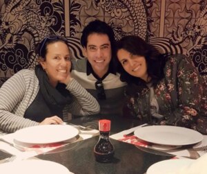 Patricia Portocarrero Instagram - Ya que todos hacen este trend… ni modo, le voy yo también.
Si me miro 10 años atrás, me veo ilusionada, con un chiquitín que había llegado a mi vida tres años antes y me había cambiado el rumbo para siempre.
No tenía idea de lo que se venía. Pero hoy, miro atrás y me siento profundamente orgullosa de lo que hemos construido juntos.
En el camino confirmé que mis hermanos y mis sobrinos no son sólo familia: son refugio, son mi lugar seguro y son memoria viva de los recuerdos que tengo de mis padres.
Reafirmé que la familia —la que toca y la que se elige— es mi verdadera fortaleza. Y ahí aparecen las amigas de la vida y los amigos del teatro… esos que no se van, que crecen contigo, que han visto tus luces y tus sombras, siguen ahí. Y eso dice mucho.
El tiempo pasa, pero lo verdadero permanece.
Hoy, a mis 52, no me siento vieja. Me siento sabia en mi madurez, más liviana, más honesta conmigo.
Sigo aprendiendo, sigo cayendo, sigo riendo… pero ya no me corro de mí.
Y si algo sé hoy, es esto: la vida no era llegar rápido, era llegar acompañada.
Y ahí no más, al poco tiempo, llegó mi Fabri. Que nos deparará llegar al 2036🥰? Juntos todo se puede!
#2016❤️ #trendingreels #cantstop