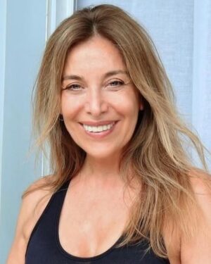 Patricia Viggiano Instagram - - No sé si uds lo notan o lo veo solo yo ( q no lo creo)
Se acerca fin de año y se produce un acelere como si fuese el último día de nuestras vidas…
-Y se empiezan a hacer los balances: qué objetivos q nos pusimos los logramos y cuáles no … y ahí empieza el bajón
-Por eso planteo esta reflexión:
Como sería todo si un día a alguien no se lo hubiera ocurrido dividir nuestra vida en tiempo… si no existiera la cronología ( me refiero a la innecesaria)
Ej: principio y fin de año como en este caso= balance
- Otro ej podría ser : q al ir cumpliendo años la cultura nos va deshechando acorde a lo q socialmente a un X tb se le ocurrió y todos vamos detrás de eso…en manada, victimas de esa creencia q en un momento alguien ( no se entiende muy bien xq) estableció y se convirtió en ley…🤦♀️
- Estaría bueno darnos cuenta q estamos atrapados en un sistema q mas q favorecernos nos perjudica y mucho
- Ahora esto fue creado x humanos no por extraterrestres…
-En lo personal prefiero vivir en ese sentido fuera del tiempo ( en todo aquello q no sea necesario) y alivianarme la vida no saltando bajo los mandatos y las creencias de otros…
- Mi objetivo es pero para siempre no x años….vivir liviana, agradeciendo siempre y lejos de mandatos- creencias q no me pertenecen y q no me identifican…
- Ojala algún día todo cambie y q las mediciones no sean deacuerdo a la cronología (salvo p una organización de todo tipo, de horario laboral etc) sino a cosas mucho más importantes q un año q pasa o a los años x cumplir…
Pásenlo lindo!! Y vivan livianos si así lo desean✨✨✨😘