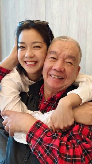 Patty Lee Instagram - —
2025年底，我人生中最好的朋友突然遠行✈️🪐💫

他是我的智慧老人、我的老寶貝，謝謝我們這20年來每一通電話結束時都有大聲說愛、沒有一次缺席的「愛你」以及「把拔愛妳喔！」。
回顧著每次的陪伴，畫面依舊鮮明。

總是被提醒著「爸爸精神會永遠活在妳心裡」，其實在最悲痛的第一個月過後我才慢慢理解這是什麼樣的意思。原來就是無論何時，你思念著他、也知道做決定時他會給你什麼樣的建議，然而雖然人不在身邊了，好像那句”you’ll live with it” 也漸漸附體了。

今天31號，天氣不好，若你在，一定會要我不擔心，因為總是說心中有陽光，到哪都是晴天；做什麼事，心境才是最重要。

黏著你的日子雖然沒有了，但回憶永在，謝謝自己每次都紀錄可愛又陽光的你，剪出了這短短的影片，跟大家分享你的善良熱情與可愛還有我有跡可循的陽光性格。

I miss you so much. 
你的小複製人會繼續帶著你榮耀著你的。

爸逼，我的愛，新年快樂喔！
我的2026一樣會很努力、好好照顧自己的喔❤️
