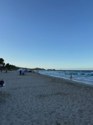 Paula Bevilacqua Instagram - “Cuando estás frente al mar, no tienes que buscar la tranquilidad... ella simplemente te encuentra”
Amo los días en lo que estamos conectados por una libertad que solo la playa sabe darnos, es el aire que acompaña la brisa y las olas que son capaces de alejarnos de todo lo que perturba !
#playa #familia #amor