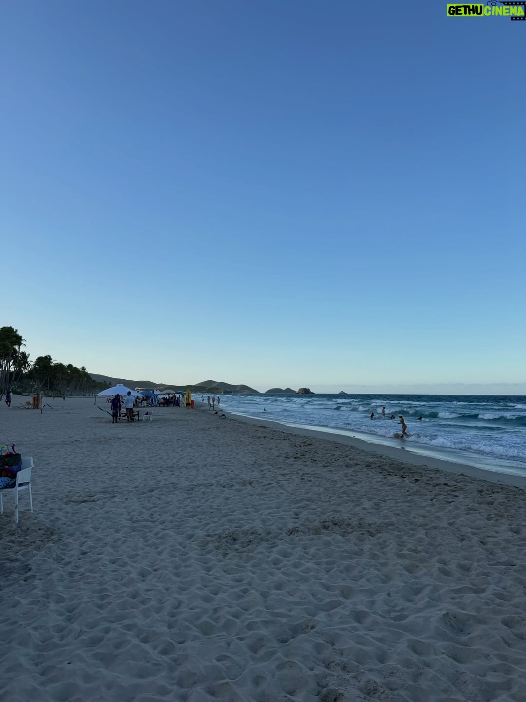 Paula Bevilacqua - 10.5K Likes - “Cuando estás frente al mar, no tienes que buscar la tranquilidad... ella simplemente te encuentra”

Amo los días en lo que estamos conectados por una libertad que solo la playa sabe darnos, es el aire que acompaña la brisa y las olas que son capaces de alejarnos de todo lo que perturba ! 

#playa #familia #amor