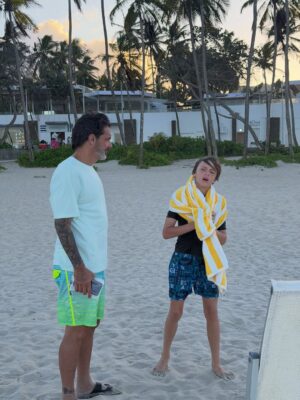 Paula Bevilacqua Instagram - “Cuando estás frente al mar, no tienes que buscar la tranquilidad... ella simplemente te encuentra”
Amo los días en lo que estamos conectados por una libertad que solo la playa sabe darnos, es el aire que acompaña la brisa y las olas que son capaces de alejarnos de todo lo que perturba !
#playa #familia #amor