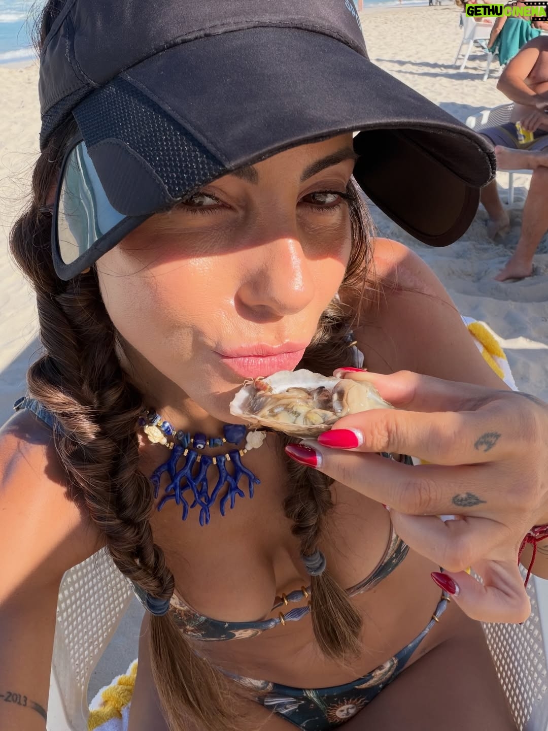 Paula Bevilacqua - 10.5K Likes - “Cuando estás frente al mar, no tienes que buscar la tranquilidad... ella simplemente te encuentra”

Amo los días en lo que estamos conectados por una libertad que solo la playa sabe darnos, es el aire que acompaña la brisa y las olas que son capaces de alejarnos de todo lo que perturba ! 

#playa #familia #amor