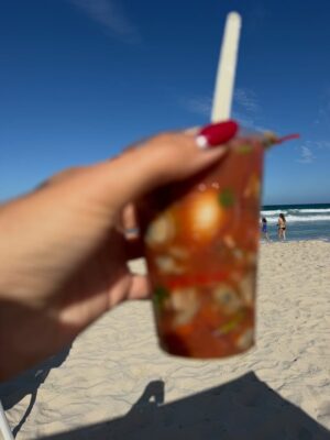Paula Bevilacqua Instagram - “Cuando estás frente al mar, no tienes que buscar la tranquilidad... ella simplemente te encuentra”
Amo los días en lo que estamos conectados por una libertad que solo la playa sabe darnos, es el aire que acompaña la brisa y las olas que son capaces de alejarnos de todo lo que perturba !
#playa #familia #amor