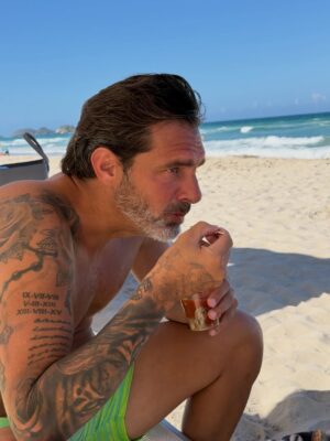 Paula Bevilacqua Instagram - “Cuando estás frente al mar, no tienes que buscar la tranquilidad... ella simplemente te encuentra”
Amo los días en lo que estamos conectados por una libertad que solo la playa sabe darnos, es el aire que acompaña la brisa y las olas que son capaces de alejarnos de todo lo que perturba !
#playa #familia #amor
