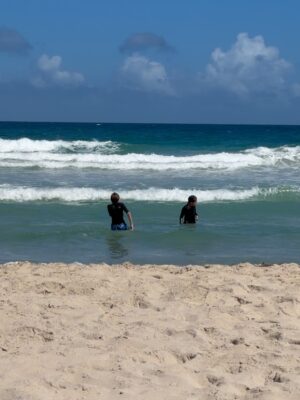 Paula Bevilacqua Instagram - “Cuando estás frente al mar, no tienes que buscar la tranquilidad... ella simplemente te encuentra”
Amo los días en lo que estamos conectados por una libertad que solo la playa sabe darnos, es el aire que acompaña la brisa y las olas que son capaces de alejarnos de todo lo que perturba !
#playa #familia #amor