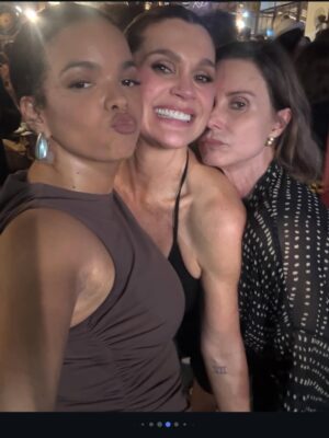 Paula Burlamaqui Instagram - @jeniffer_nascimento @flaviaalessandra amo♥️♥️ @etamundoomelhor
