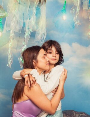 Paula Castaño Instagram - Tuve una idea! Ya conocía el trabajo de la fotógrafa caleña @katagarces_ y ella en diciembre abre un espacio muy mágico para que nos podamos hacer fotos con nuestros hijos. Yo estaba loca por llevar a Emiliano y este es el resultado. Debo decir que no solo las fotos fueron hermosas y serán un recuerdo Maravilloso. Sino que la experiencia fue algo muy especial, ir con Emiliano, hacer algo fuera de la cotidianidad, jugar, hacer algo juntos, dejarnos llevar por la imaginación, reírnos un rato y además Kata tiene un don muy especial para hacer estas fotos con niños de su portafolio de Navidad Oniria. Emiliano la amo! Les comparto estas fotos tan preciosas porque genuinamente creo que a muchos y muchas de ustedes les puede interesar tener esta experiencia y estas fotos tan preciosas con sus hijos e hijas. Ella tiene su estudio en Bogotá y están a tiempo de programar! @maternidad_infancia_katagarces 💚