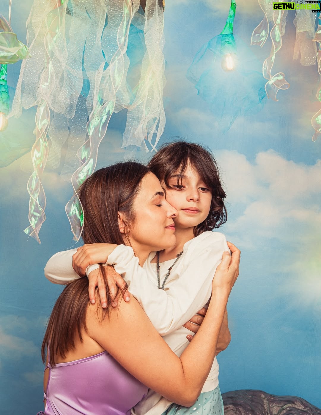 Paula Castaño - 1.7K Likes - Tuve una idea! Ya conocía el trabajo de la fotógrafa caleña @katagarces_ y ella en diciembre abre un espacio muy mágico para que nos podamos hacer fotos con nuestros hijos. Yo estaba loca por llevar a Emiliano y este es el resultado. Debo decir que no solo las fotos fueron hermosas y serán un recuerdo Maravilloso. Sino que la experiencia fue algo muy especial, ir con Emiliano, hacer algo fuera de la cotidianidad, jugar, hacer algo juntos, dejarnos llevar por la imaginación, reírnos un rato y además Kata tiene un don muy especial para hacer estas fotos con niños de su portafolio de Navidad Oniria. Emiliano la amo! Les comparto estas fotos tan preciosas porque genuinamente creo que a muchos y muchas de ustedes les puede interesar tener esta experiencia y estas fotos tan preciosas con sus hijos e hijas. Ella tiene su estudio en Bogotá y están a tiempo de programar! @maternidad_infancia_katagarces 💚