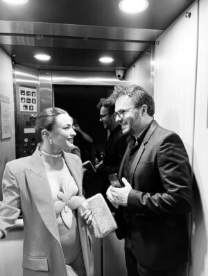 Paula Castaño Instagram - Envejecer juntos era algo que sentíamos muy lejano, ahora podemos decir que lo estamos haciendo, envejecer juntos literalmente, y que es lo máximo! Te amo infinito @neurocine ✨
#bodasdecristal