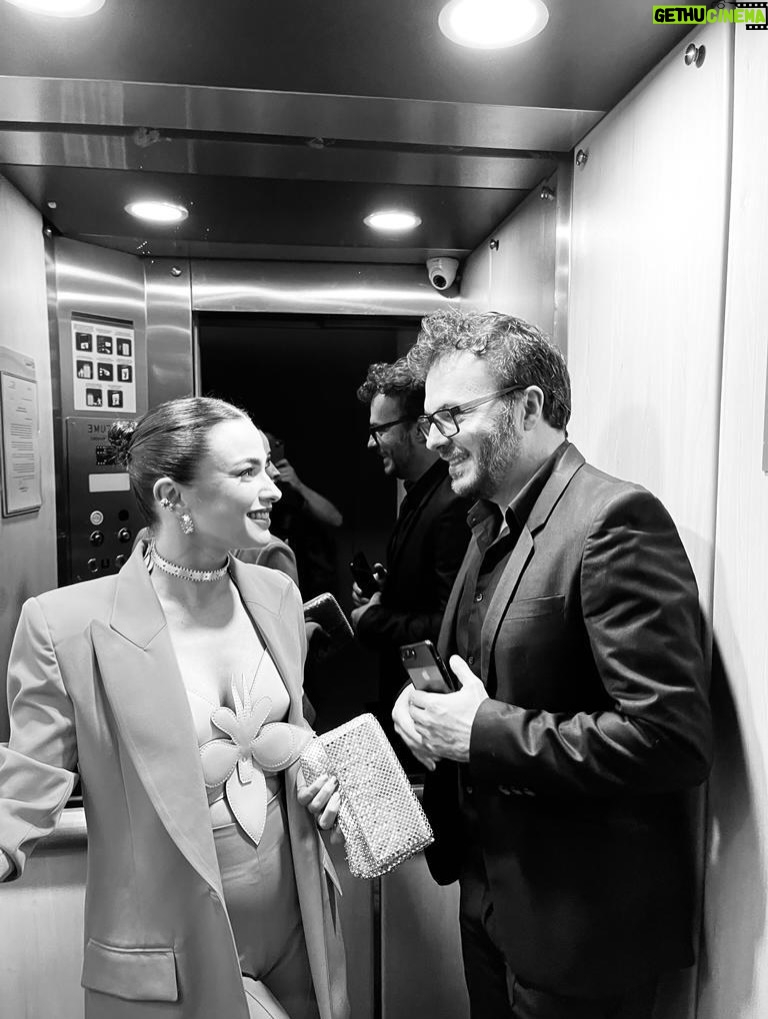 Paula Castaño - 892 Likes - Envejecer juntos era algo que sentíamos muy lejano, ahora podemos decir que lo estamos haciendo, envejecer juntos literalmente, y que es lo máximo! Te amo infinito @neurocine ✨
#bodasdecristal
