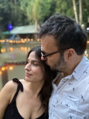 Paula Castaño Instagram - Envejecer juntos era algo que sentíamos muy lejano, ahora podemos decir que lo estamos haciendo, envejecer juntos literalmente, y que es lo máximo! Te amo infinito @neurocine ✨
#bodasdecristal