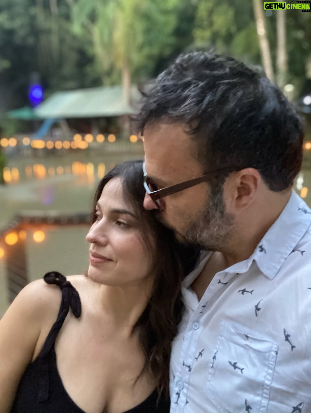 Paula Castaño - 892 Likes - Envejecer juntos era algo que sentíamos muy lejano, ahora podemos decir que lo estamos haciendo, envejecer juntos literalmente, y que es lo máximo! Te amo infinito @neurocine ✨
#bodasdecristal